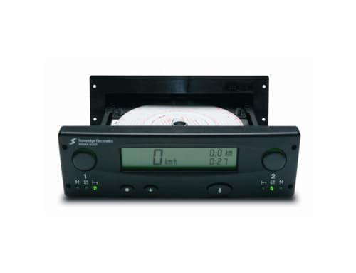 Tachygraphe analogique modulaire au format autoradio : tiroir d'insertion du disque ouvert, affichage digital de la vitesse et des kilomètres, touches de sélection d'activités