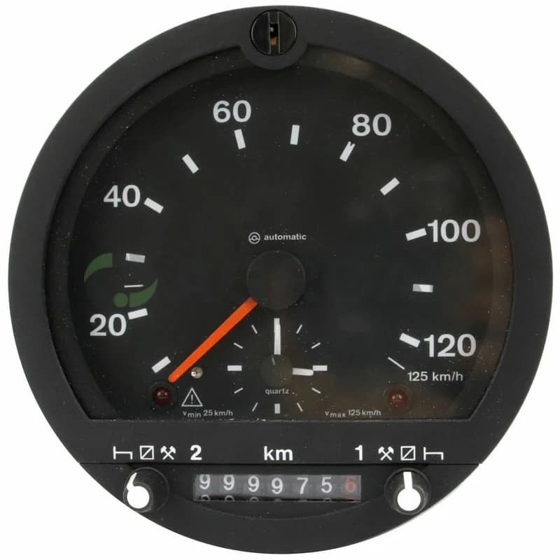 Tachygraphe analogique rond encastré au tableau de bord : aiguille de vitesse graduée jusqu'à 125 km/h, horloge au centre, compteur kilométrique et sélecteurs d'activités pour les conducteurs 1 et 2